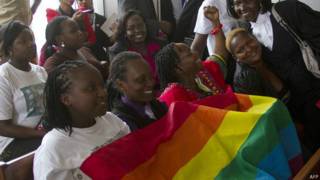 Des membres du collectif LGBT jubilant à l'annonce de l'abrogation de la loi.