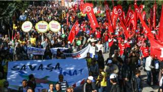 Muchas personas viajaron a Ankara desde otras ciudades para participar en la manifestación. 151011014002_turquia_1_624x351_getty_noc
