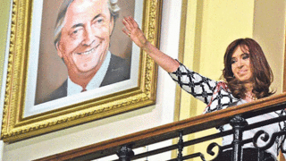 160202165609_cuadros_kirchner_afp_624.gi