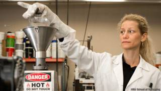 Eva Almenar en su laboratorio en MSU School of Packaging, Facultad del Envase de Michigan State University