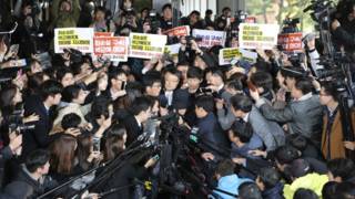 崔顺实所涉及的各种特权及弊案疑云,也让朴总统及执政党陷入最大政治危机。