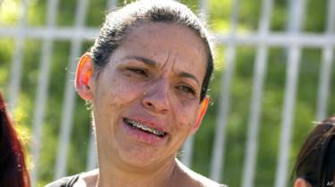 Familiar de vítima de chacina em São Paulo (Foto: AP)