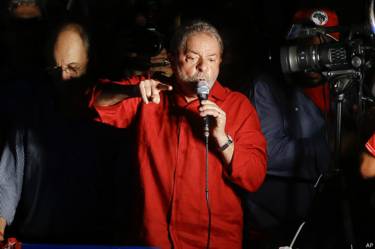 Expresidente brasileño Lula da Silva habla en público, micrófono en mano y delante de una cámara.