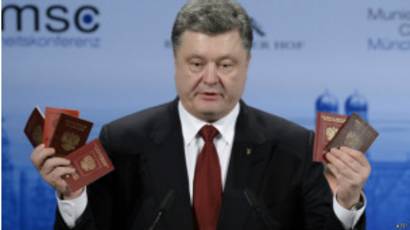 Rais wa Ukraine Poroshenko aonesha pasi za wanajeshi wa Urusi, kuonesha kuwa wako Ukraine mashariki