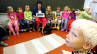 Niños en una clase en Finlandia