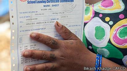 Una sobreviviente con su certificado escolar