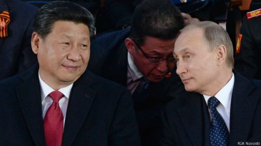 Владимир Путин и председатель КНР Си Цзиньпин на параде в Москве 9 мая 2015 г.
