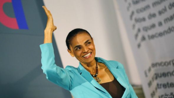 La candidata presidencial brasileña Marina Silva gesticula durante un acto de campaña.