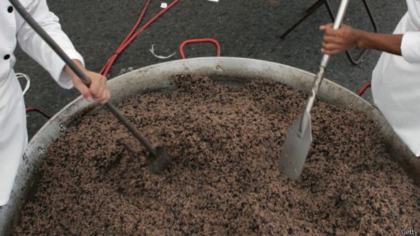 Paellera con arroz en Costa Rica