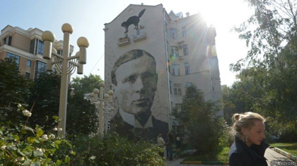 http://ichef.bbci.co.uk/news/ws/590/amz/worldservice/live/assets/images/2014/10/02/141002120146_portrait_mikhail_bulgakov_block_of_flats_moscow_624x351_rianovosti.jpg
