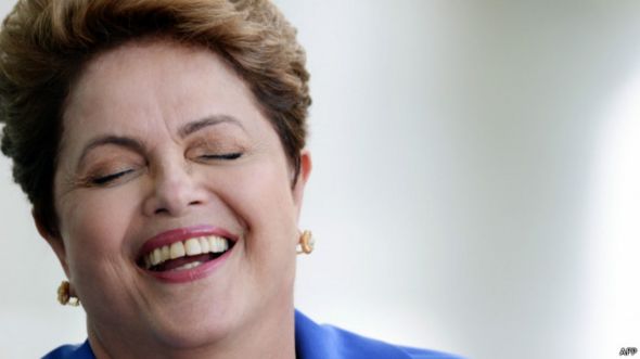 Presidenta brasileña Dilma Rousseff riendo.