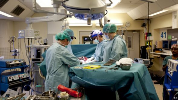 Foto do transplante de útero cedida pela Universidade de Gotemburgo (AP)