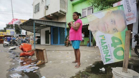 Una brasileña sostiene una bandera con la imagen de la candidata Marina Silva