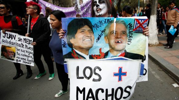 Protesto contra o machismo na Bolívia / Crédito: AP