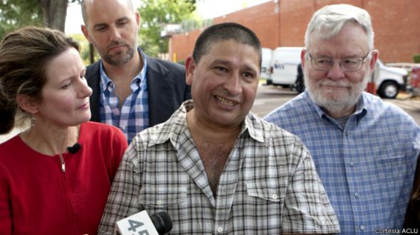 Manuel Velez deixa a prisão a lado de advogados (Foto: ACLU)
