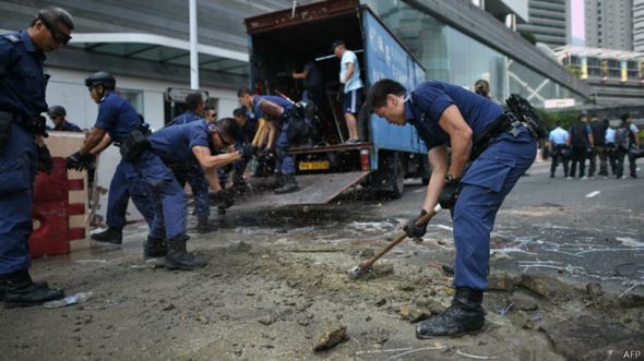 香港金钟道上警员清理混凝土路障（14/10/2014）