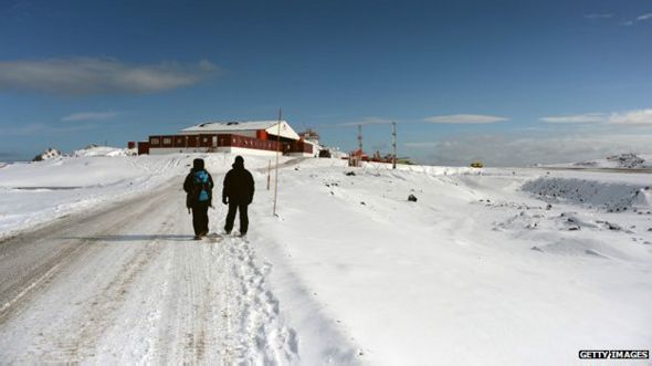 Exploradores en la Antártica