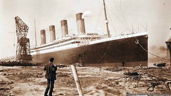 Vista lateral da partida do Titanic