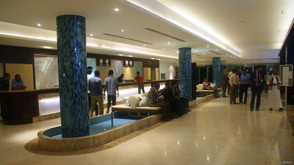 Diputados libios el vestíbulo del hotel Dar el Salam de Torbuk