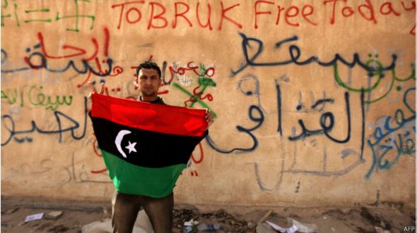 Un opositor de Gadafi celebra la liberación de Tobruk en 2011.