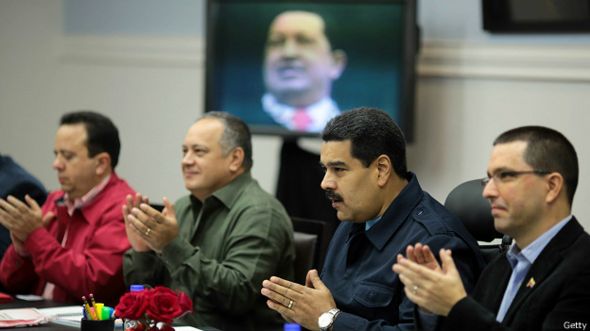 Maduro y su gabinete aplauden el voto.