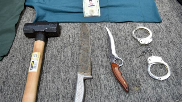 Un martillo, cuchillos y esposas encontrados en la casa de Rocha.