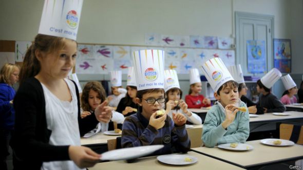 Niños prueban mantequilla en Francia
