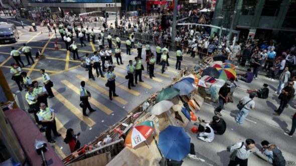 香港警察与示威者
