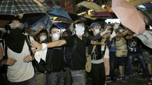 香港旺角街頭一名“占領中環”運動示威者嚐試阻止其他示威者湧向前方（19/10/2014）