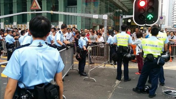 香港旺角彌敦道口警方重新布置鐵馬（香港電台圖片19/10/2014）