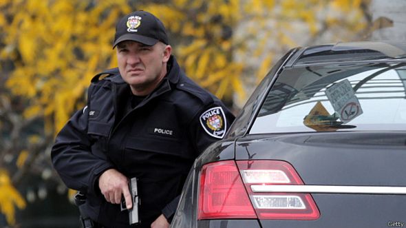 policía monta guardia a las afueras del parlamento de Canadá