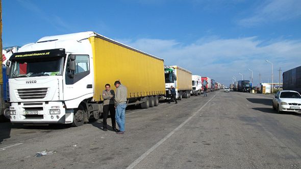 Очередь на КПП в Чонгаре