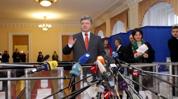 Президент Петр Порошенко на избирательном участке в Киеве
