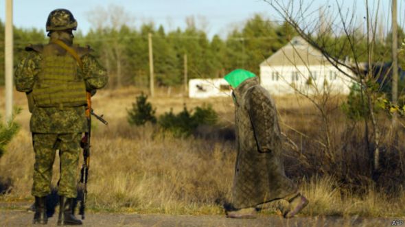 Украинский солдат и пожилая избирательнца в день парламентских выборов 26 октября 2014 года в Луганской области