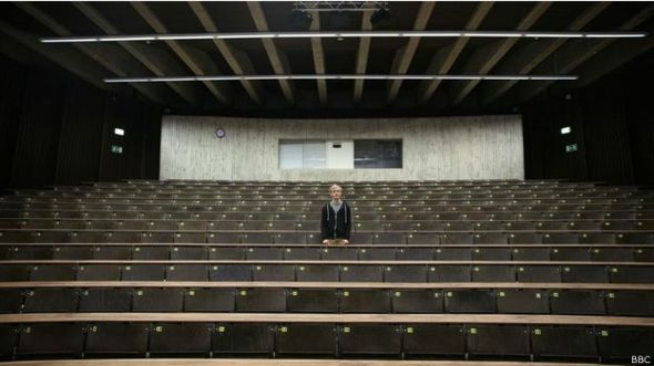Hunter Bliss en un salón de clases en Alemania.