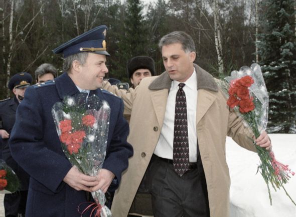 Российский космонавт Анатолий Соловьев (слева)