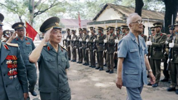 Đại tướng Võ Nguyên Giáp và Chủ tịch Mặt trận GPMNVN Nguyễn Hữu Thọ