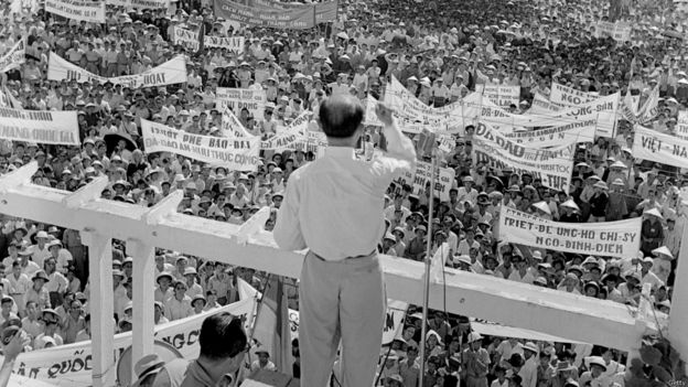Mít tinh vận động ủng hộ việc phế truất vua Bảo Đại tại Sài Gòn năm 1955