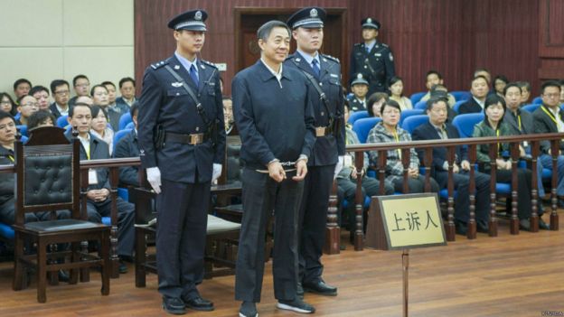 薄熙来在济南山东高级法院站立听取终审判决（新华社图片25/10/2013）