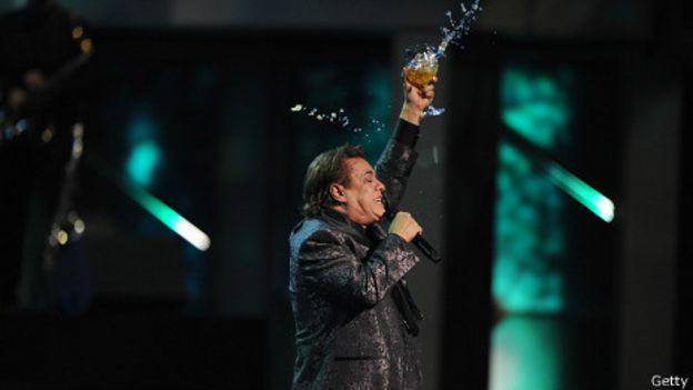 Juan Gabriel en un concierto en 2009