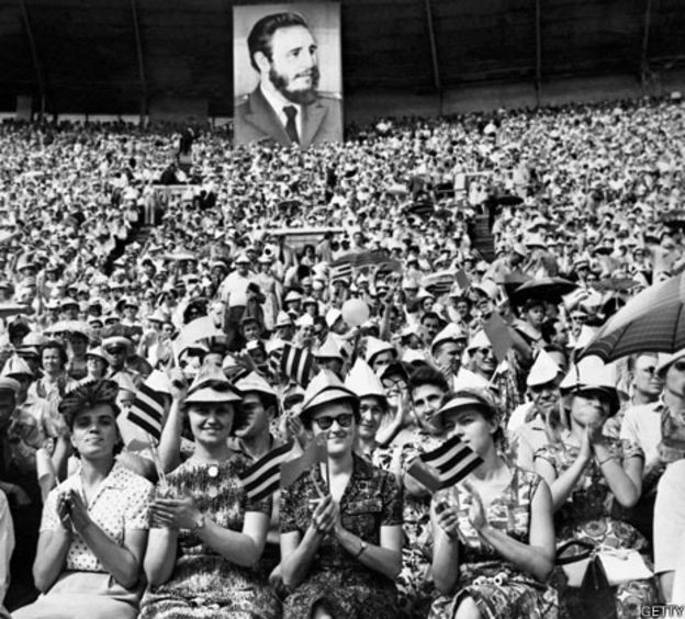 Concentración para escuchar a Fidel Castro en el estadio deportivo de Lenín, en 1963