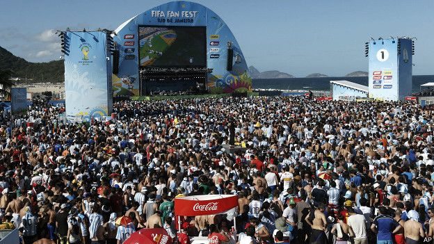 Fan Fest en la playa de Copacabana, Río de Janeiro, durante la final del Mundial de fútbol Brasil 2014.