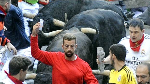 140714135452_bull_selfie_624x351_afp_nocredit.jpg