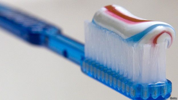 Cepillo de dientes con pasta