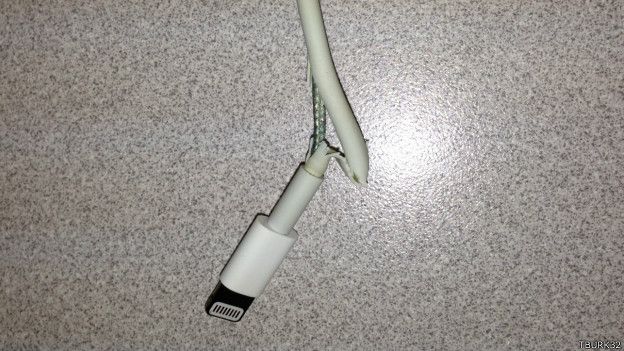 Imagen de cable Lightning de Apple dañado subido al sitio Macrumours por el usuario Tburk32 .  