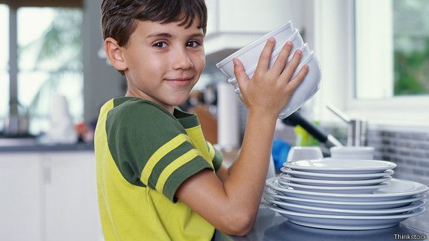 Сын моет посуду