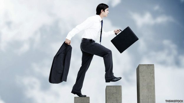 Un ejecutivo sube una escalera que simboliza su carrera