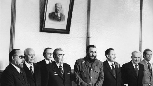 Fidel Castro con funcionarios soviéticos en 1977