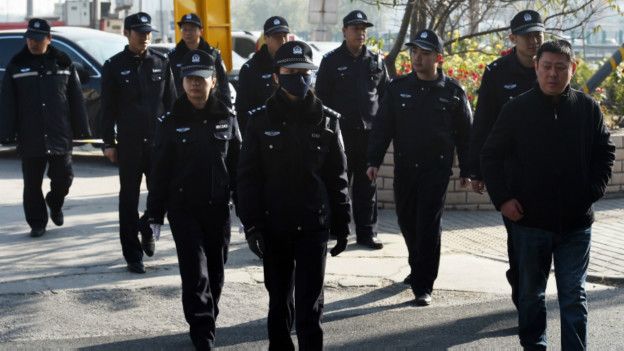 高瑜案庭審法院外的警察
