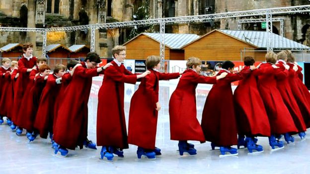 Niños patinando sobre hielo